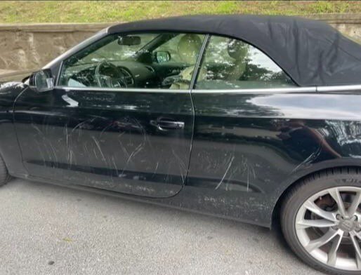 훼손된 차량 주인에게 남겨진 황당한 쪽지