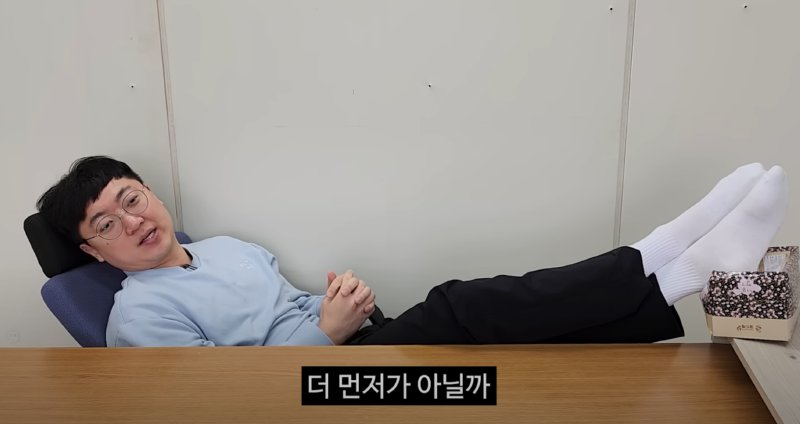 빛의속도로 대답하는 충주맨