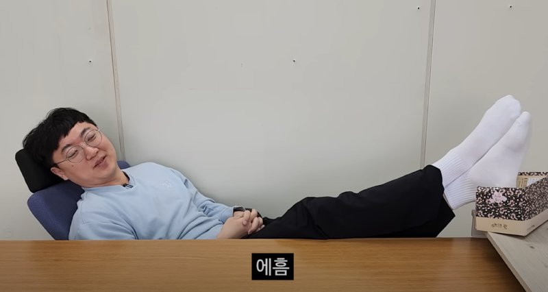 빛의속도로 대답하는 충주맨