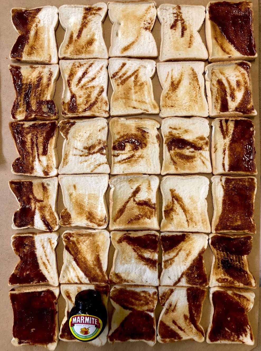 토스트에 잼으로 그린 초상화