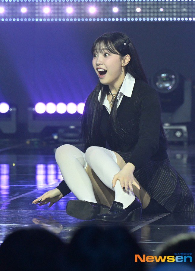 사진기자가 안티로 의심되는 걸그룹 엉덩방아 사고.jpg