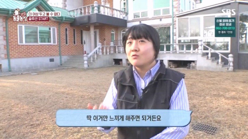 최근 입양한 강아지가 손에 닿을 거리를 유지하고 만지지 못하게 도망가던 사연