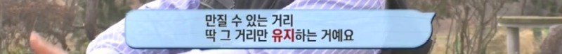 최근 입양한 강아지가 손에 닿을 거리를 유지하고 만지지 못하게 도망가던 사연