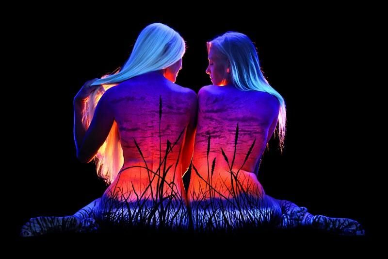 신비로운 형광물감 바디 페인팅