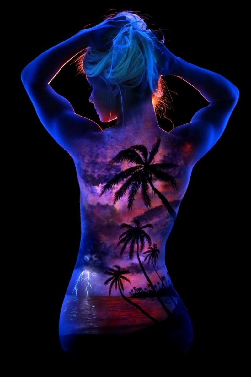 신비로운 형광물감 바디 페인팅