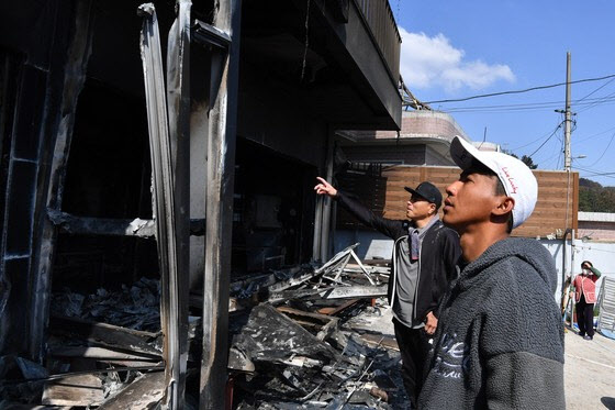 ?다 죽을 뻔??산불 덮치자 할머니들 업고 뛴 외국인