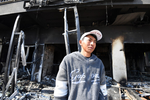 ?다 죽을 뻔??산불 덮치자 할머니들 업고 뛴 외국인