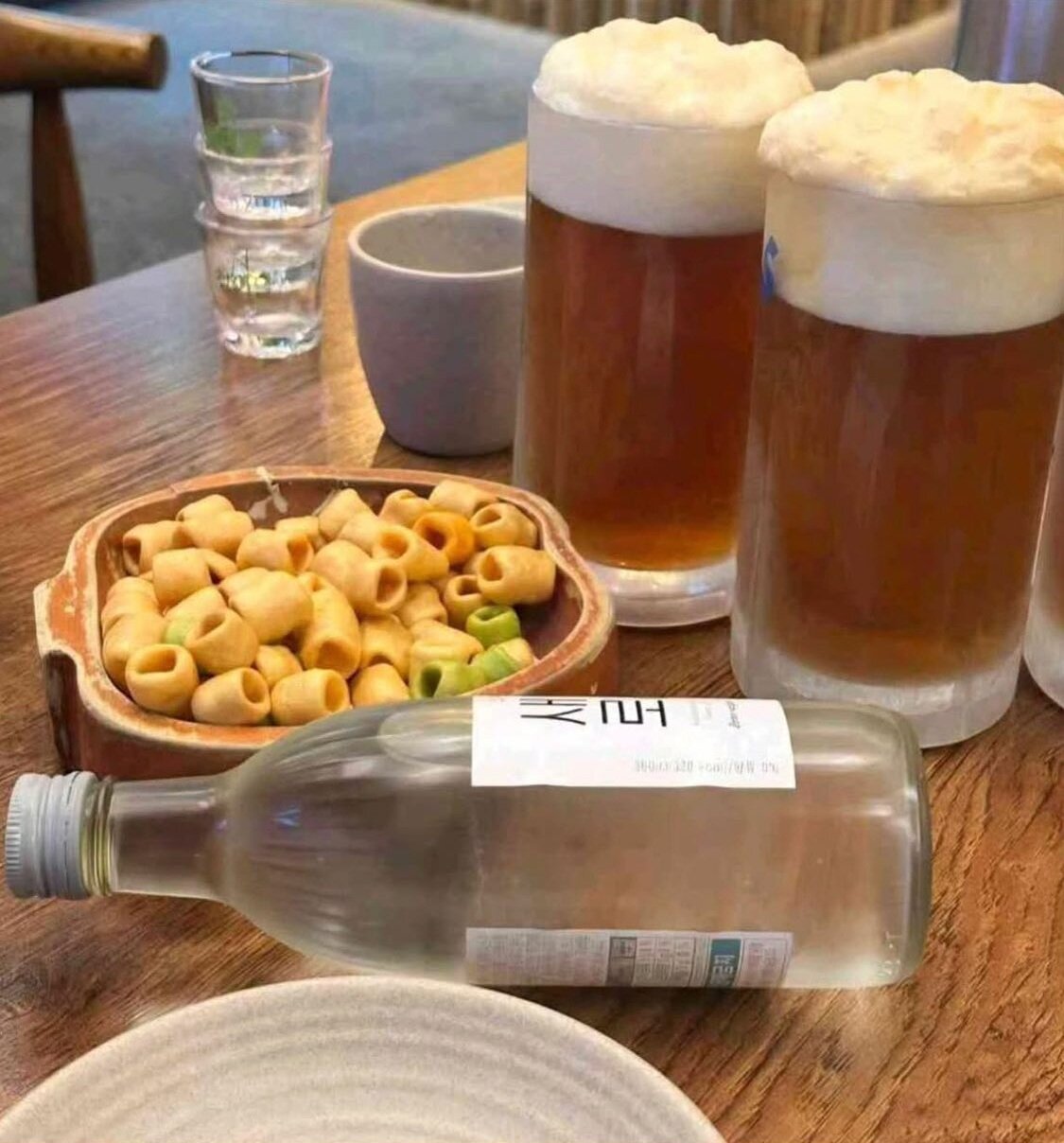 술집에서 가로 시켰더니 직원이 눈치보면서 이렇게 놓고 감