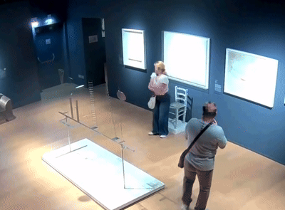 경비원 없는 틈 타 ?슬쩍? 앉더니?크리스털 작품 박살 내고 내뺀 관람객