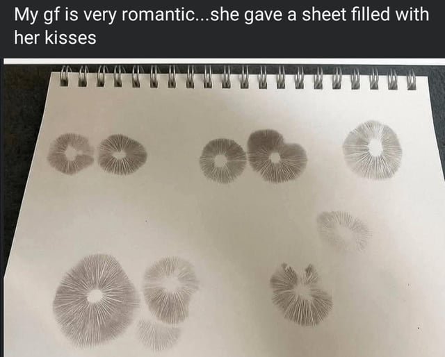 여자친구가 스케치북에 많은 뽀뽀를 남겨줬다.