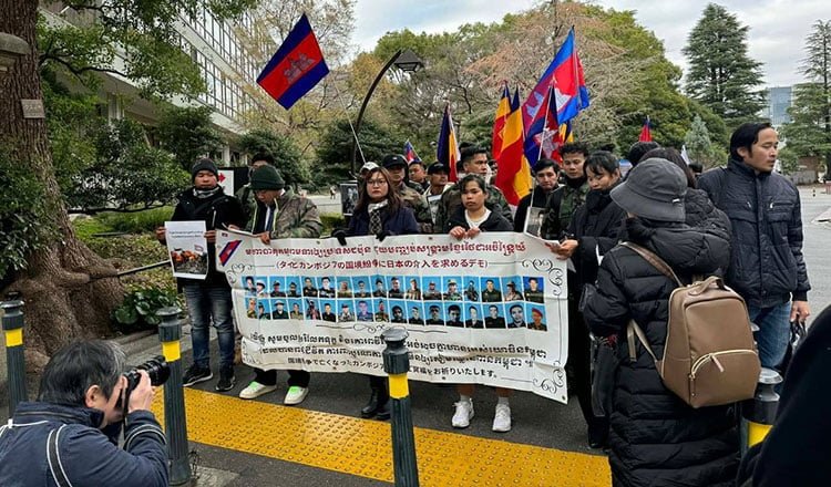 도쿄에 나와서 시위하는 캄보디아인들