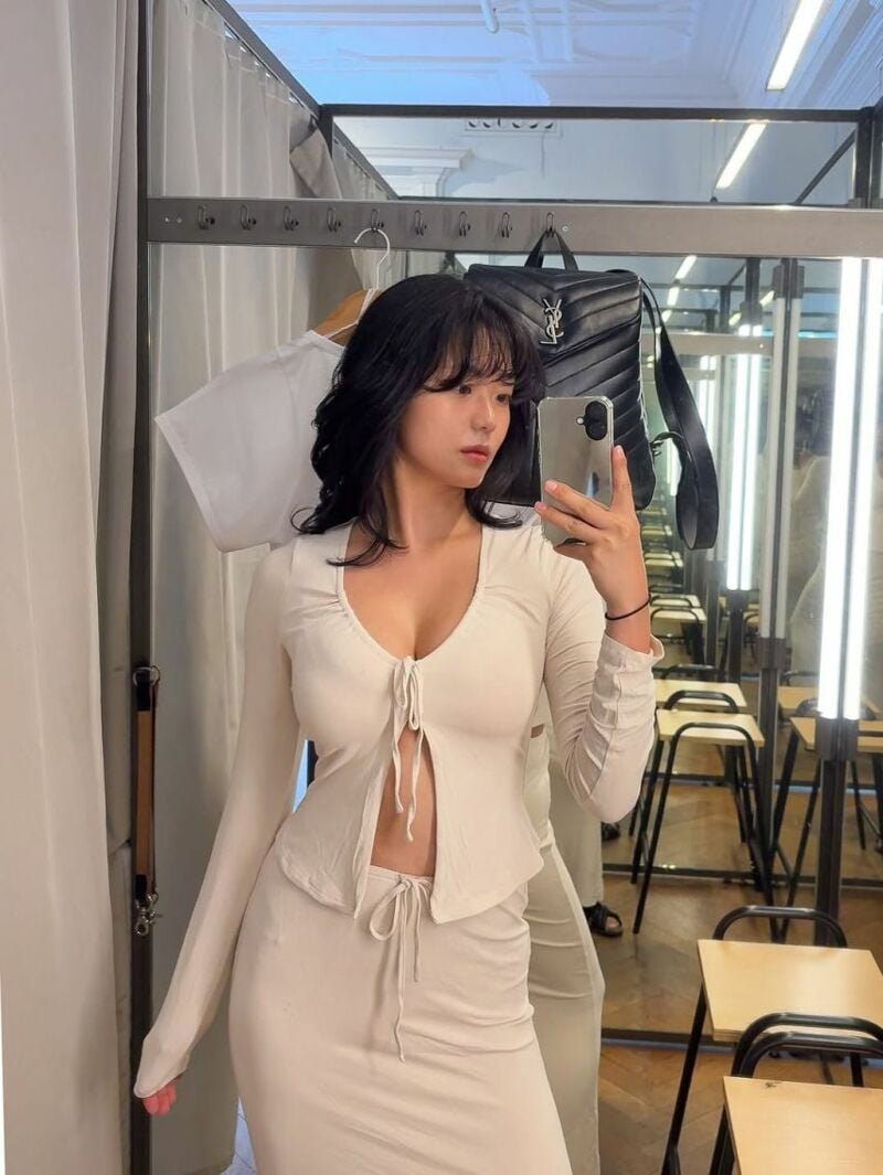 ㅇㅎ) 옷 피팅하는 미모의 처자..jpg