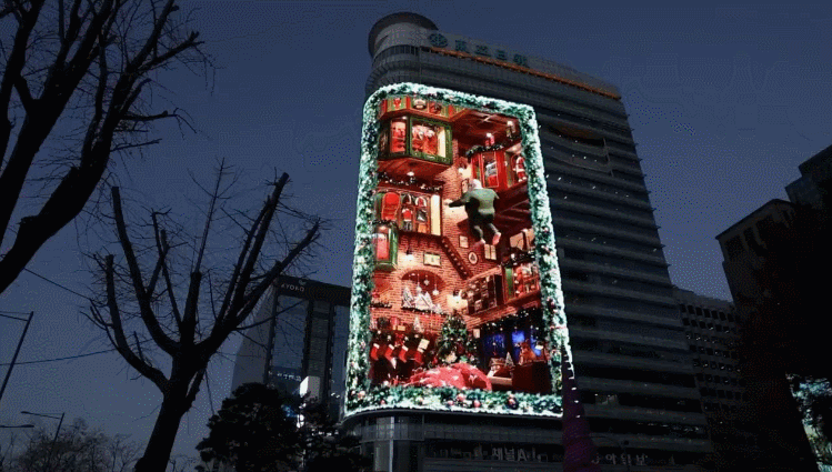 광화문 전광판에 뜬 초대형 산타클로스 ㄷㄷ