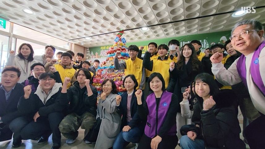 학교에 등장한 대형 '라면탑'...전교생 '산타' 된 사연