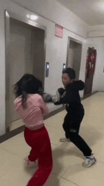 남매가 싸우는데 모,못 말리겠어 gif