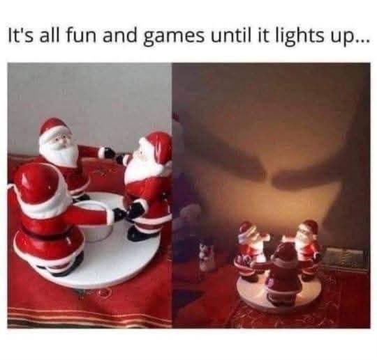 산타들이 손잡고 있는 촛불장식