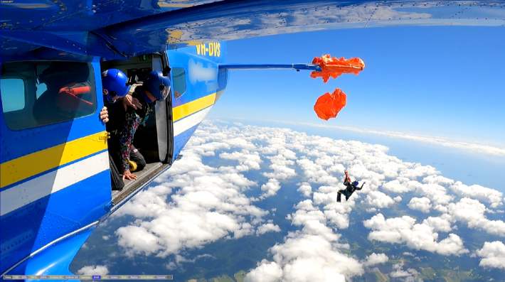 비행기 꼬리에 낙하산 걸린 스카이다이버 '구사일생'