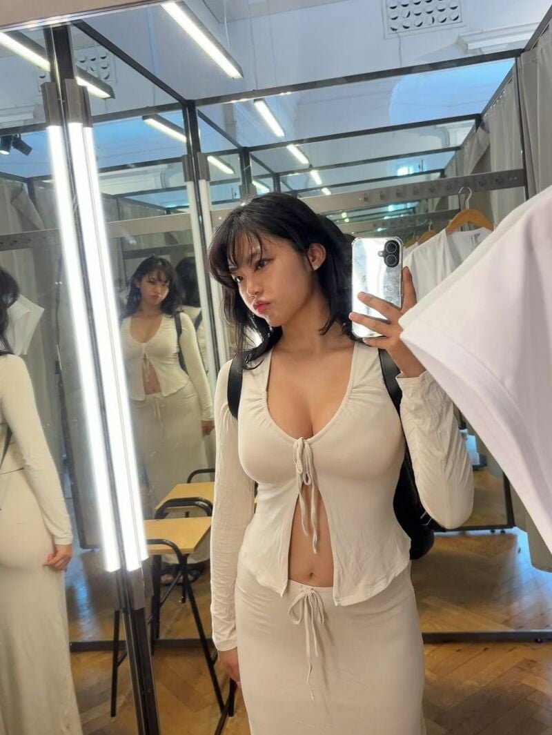 ㅇㅎ) 옷 피팅하는 미모의 처자..jpg