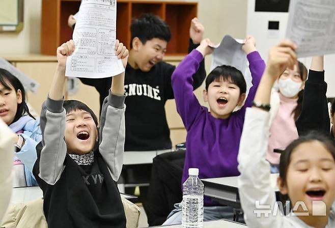 오늘자 초등학교 겨울방학식 풍경.jpg