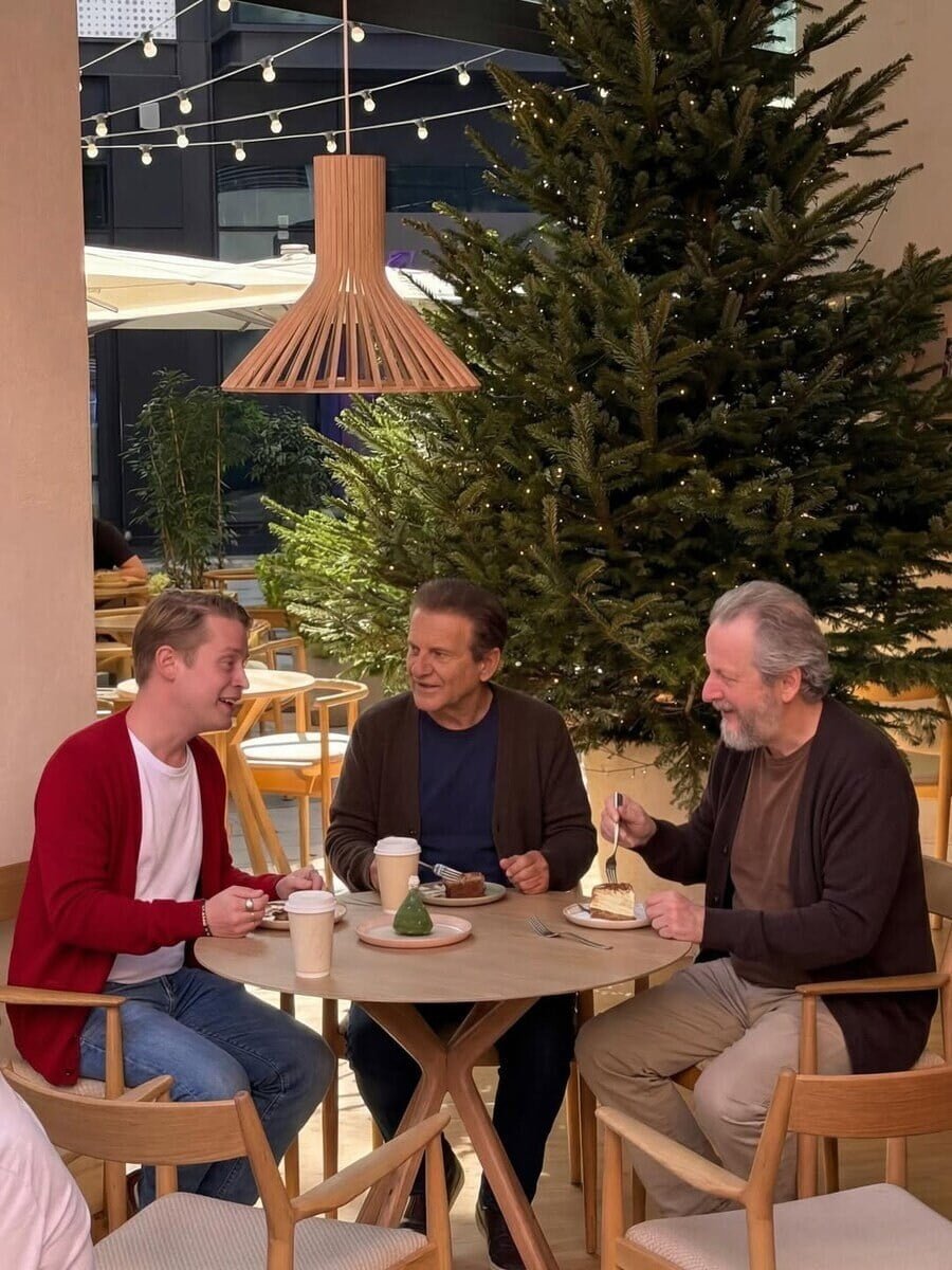 나홀로 집에 재회 짤은 AI일 가능성이 높다.jpg