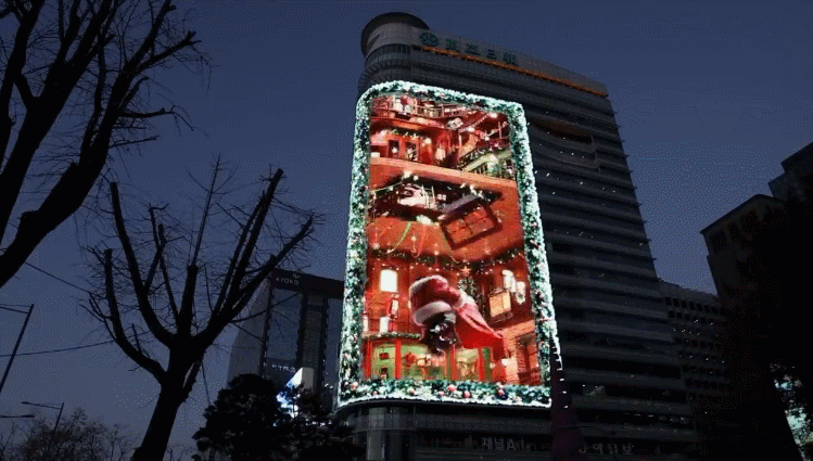광화문 전광판에 뜬 초대형 산타클로스 ㄷㄷ