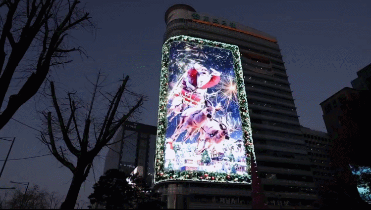 광화문 전광판에 뜬 초대형 산타클로스 ㄷㄷ