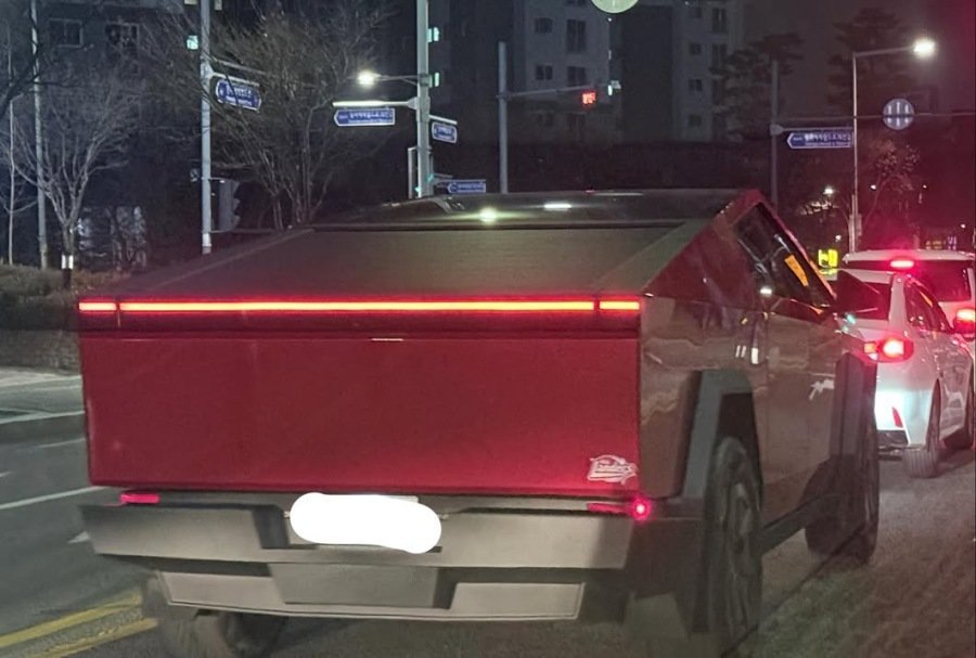 최근 인천에서 목격된다는 빨간 사이버트럭.jpg