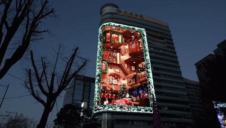 광화문 전광판에 뜬 초대형 산타클로스 ㄷㄷ