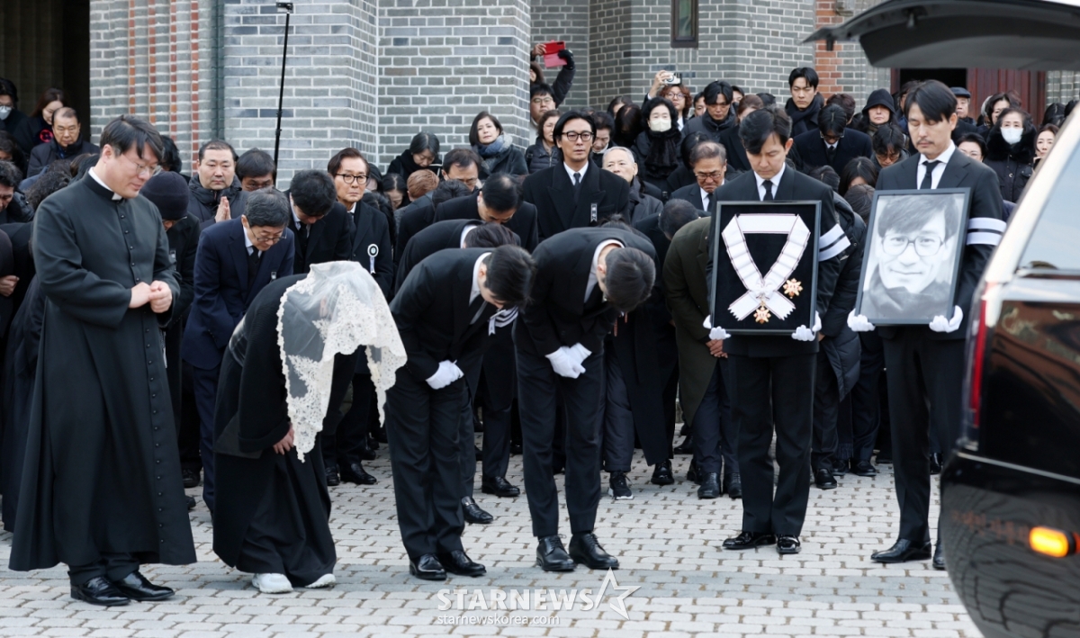 '故 안성기 아들' 안다빈 씨, 父 생전 편지 공개..영결식 눈물바다