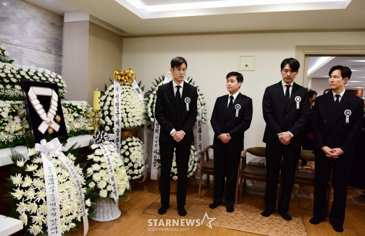 '故 안성기 아들' 안다빈 씨, 父 생전 편지 공개..영결식 눈물바다