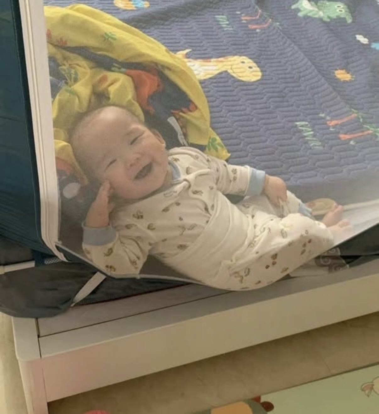 아기 침대에 모기장텐트 설치하면 생기는 일