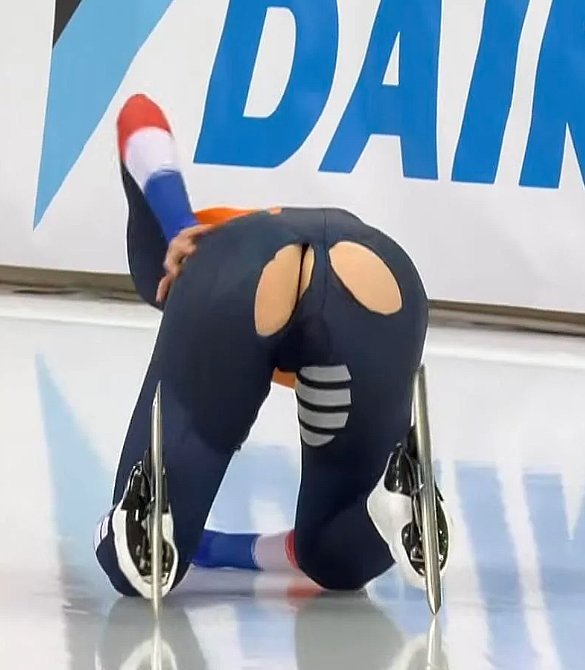 ㅇㅎ)스피드스케이팅선수 수잔 슐팅 미끄러졌는데 수트 찢어지면서 노출.gif