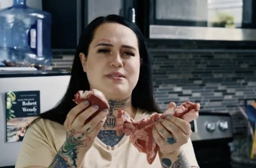 “피 많을수록 좋아” 매일 900g ‘생고기’ 먹는 28세女… 충격 결과