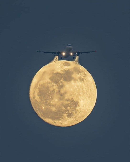 보름달을 끌고가는 여객기