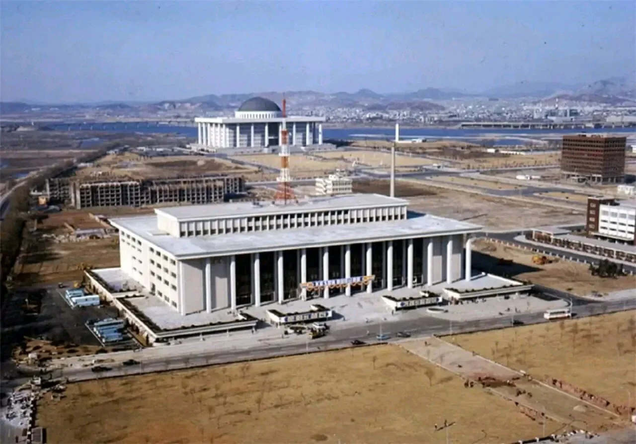 지금과는 많이 다른 1976년의 여의도 풍경.jpg