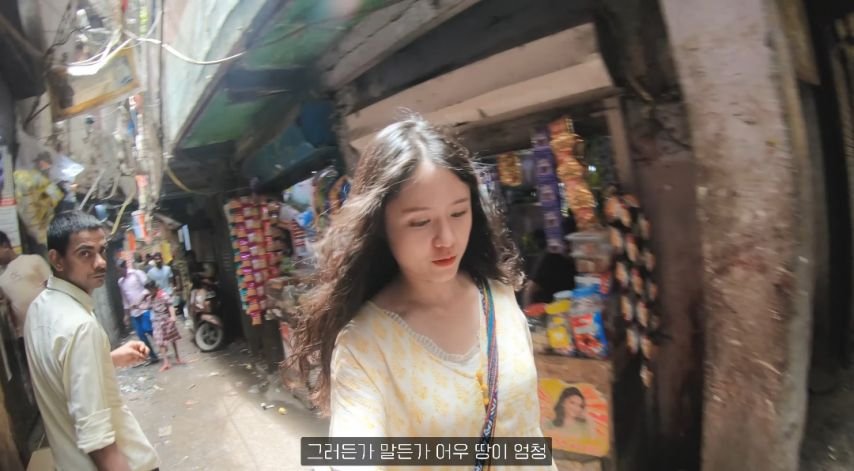 여자 혼자 인도 여행하면 받는 시선.jpg