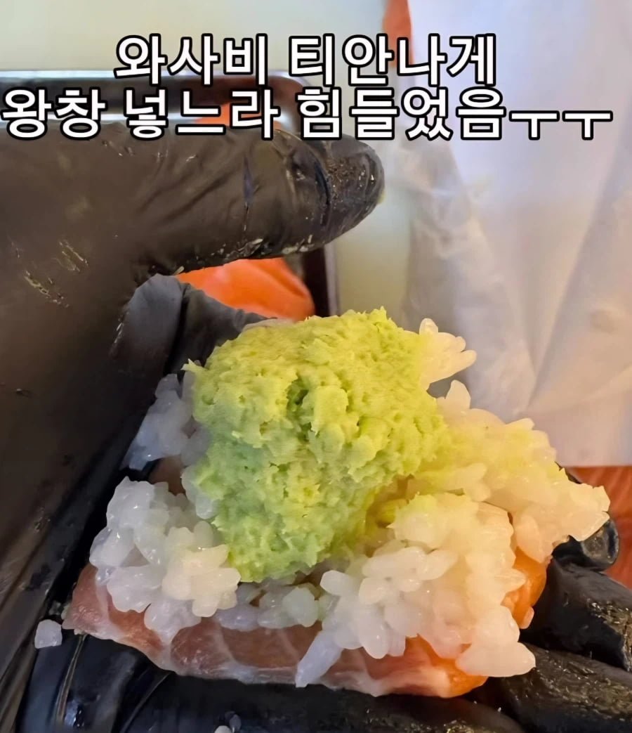 고객 요청 사항 보고 신난 초밥집 사장님
